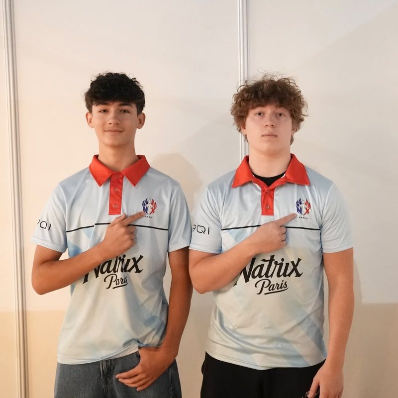 Deux joueurs portent le polo Natrix Paris et désignent l'écusson EWC Paris sur la poitrine